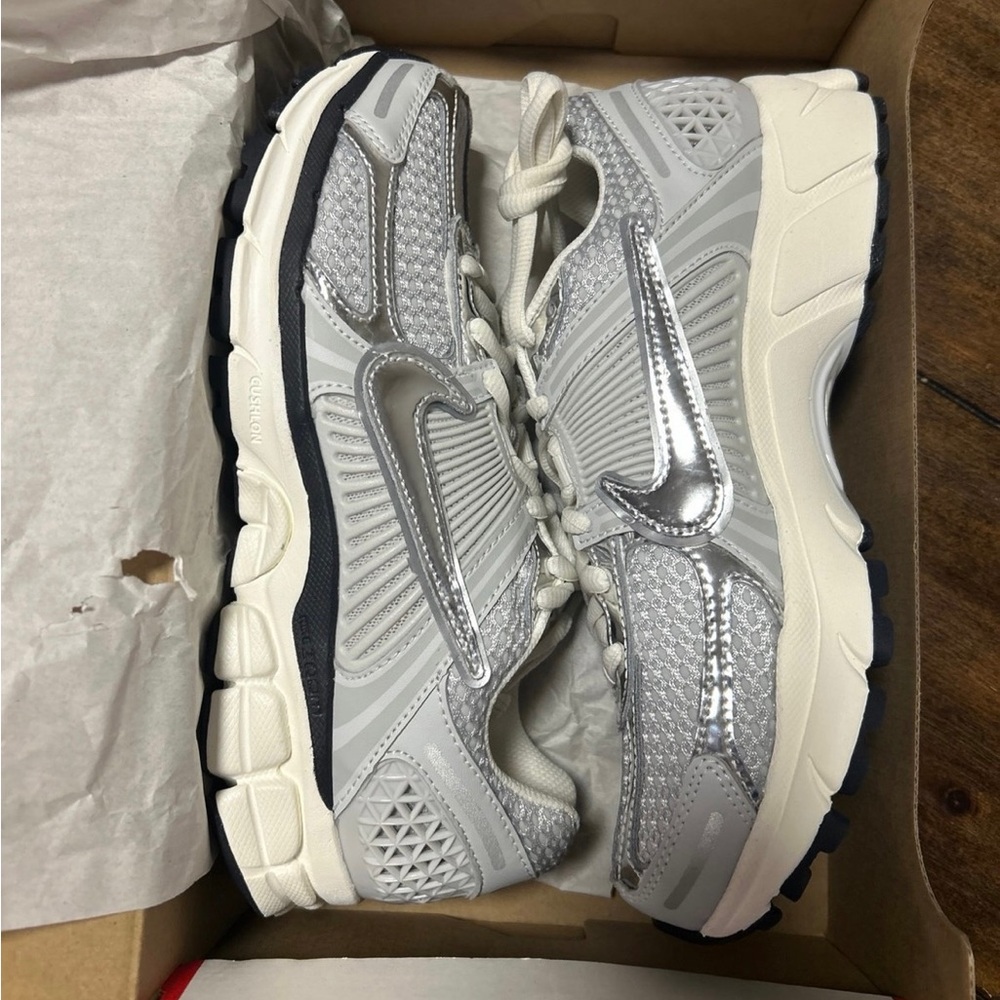 Nike metallic Vomeros 8.5 W/ 7M